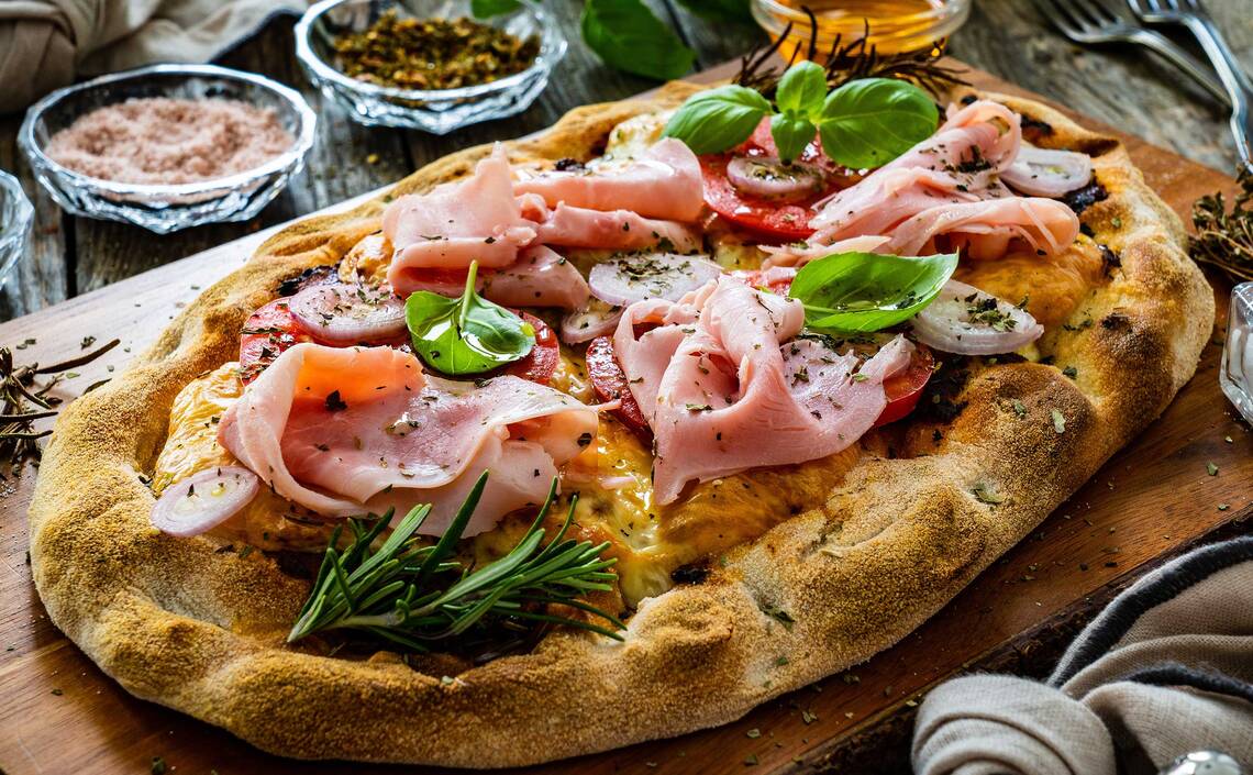 Pinseria mit Käse, Schinken, Tomaten, Zwiebel und Basilikum 