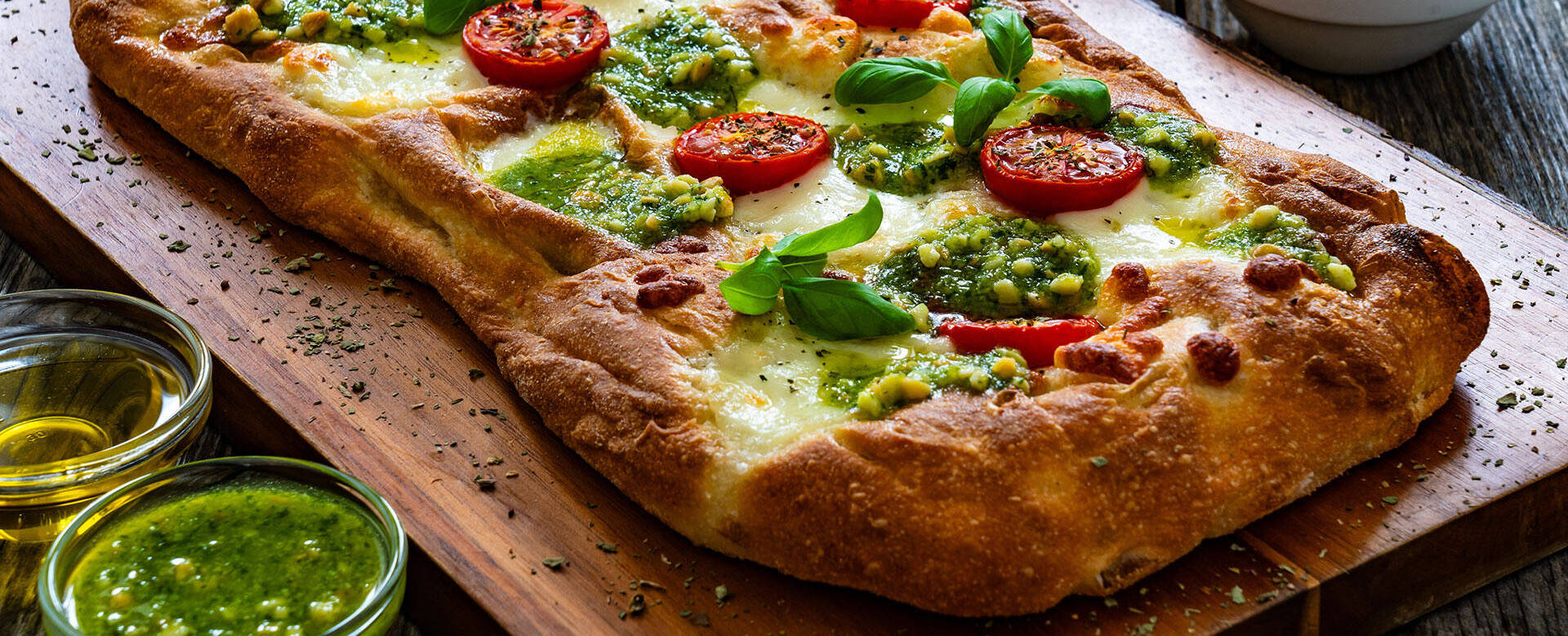 Pinsa mit Käse, Knoblauch, Tomaten und Basilikum 